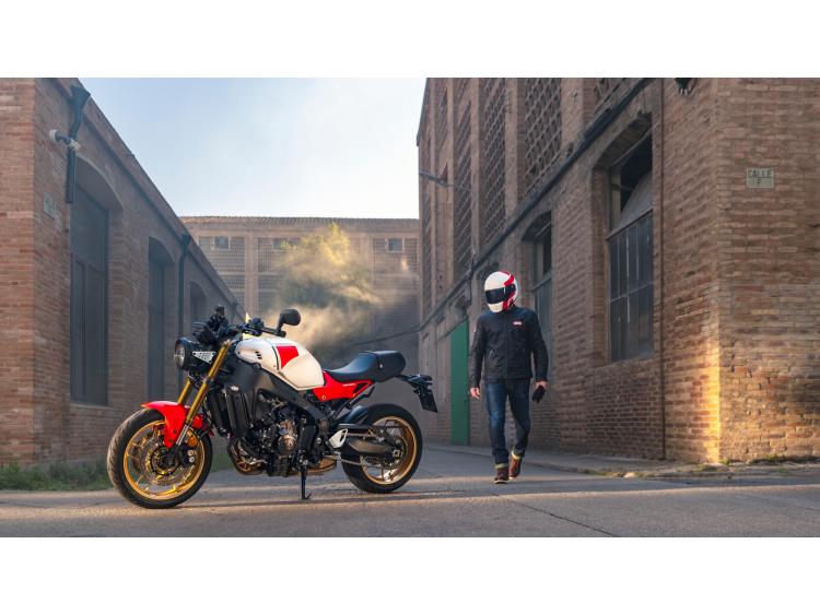 YAMAHA XSR900