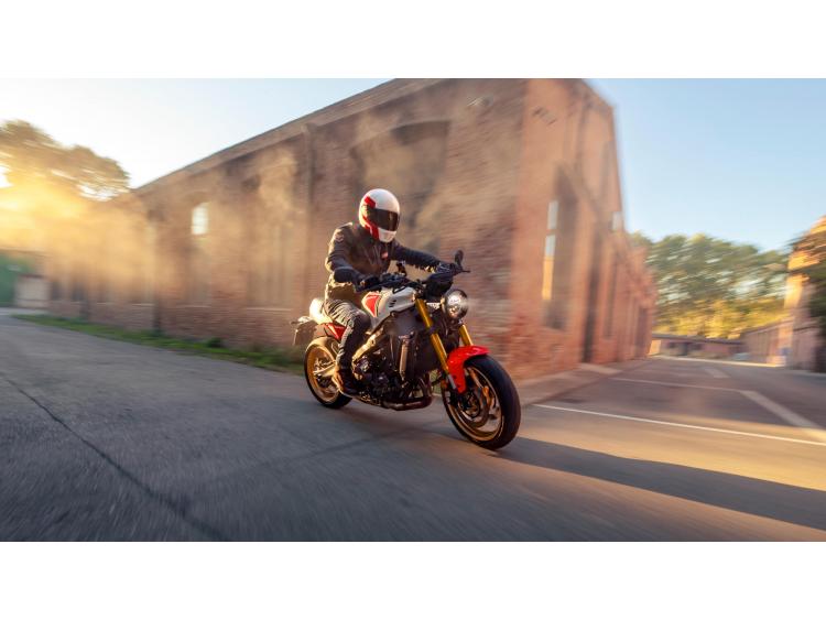 YAMAHA XSR900