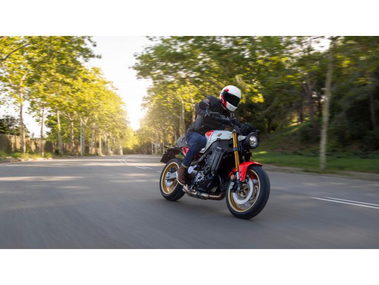 YAMAHA XSR900